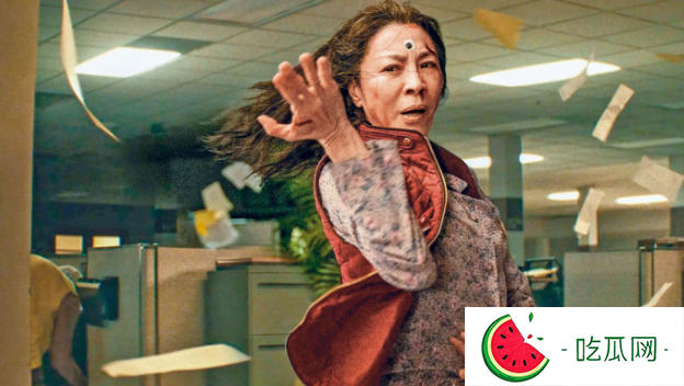“香港第一打女”杨紫琼班顿封AARP奖影帝后