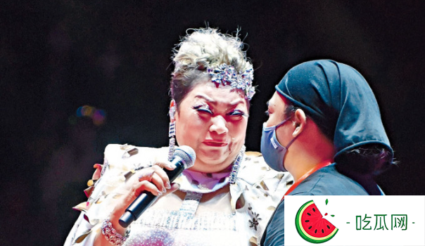 肥妈演唱会爆哭忆亡夫，儿子上台拭泪超温馨