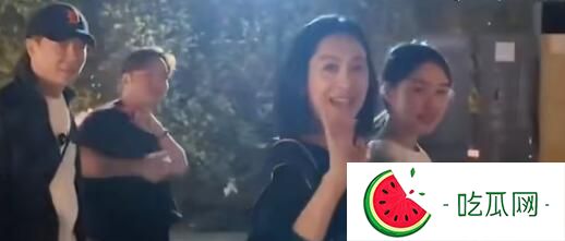 朱茵黄贯中一家看演唱会 女儿身高快赶上妈妈了