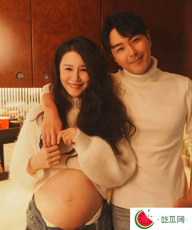 两人对着镜头笑得温柔，画面温馨。