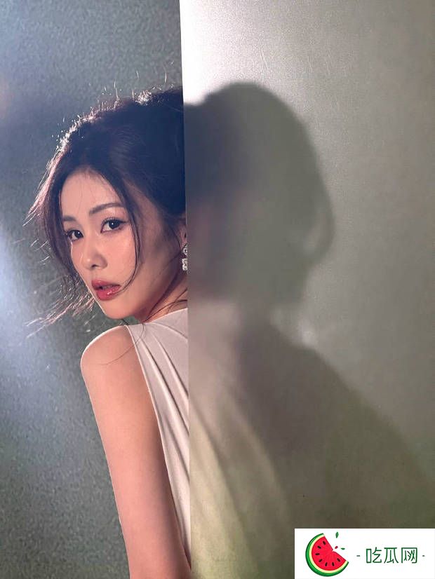 白鹿回眸动人。