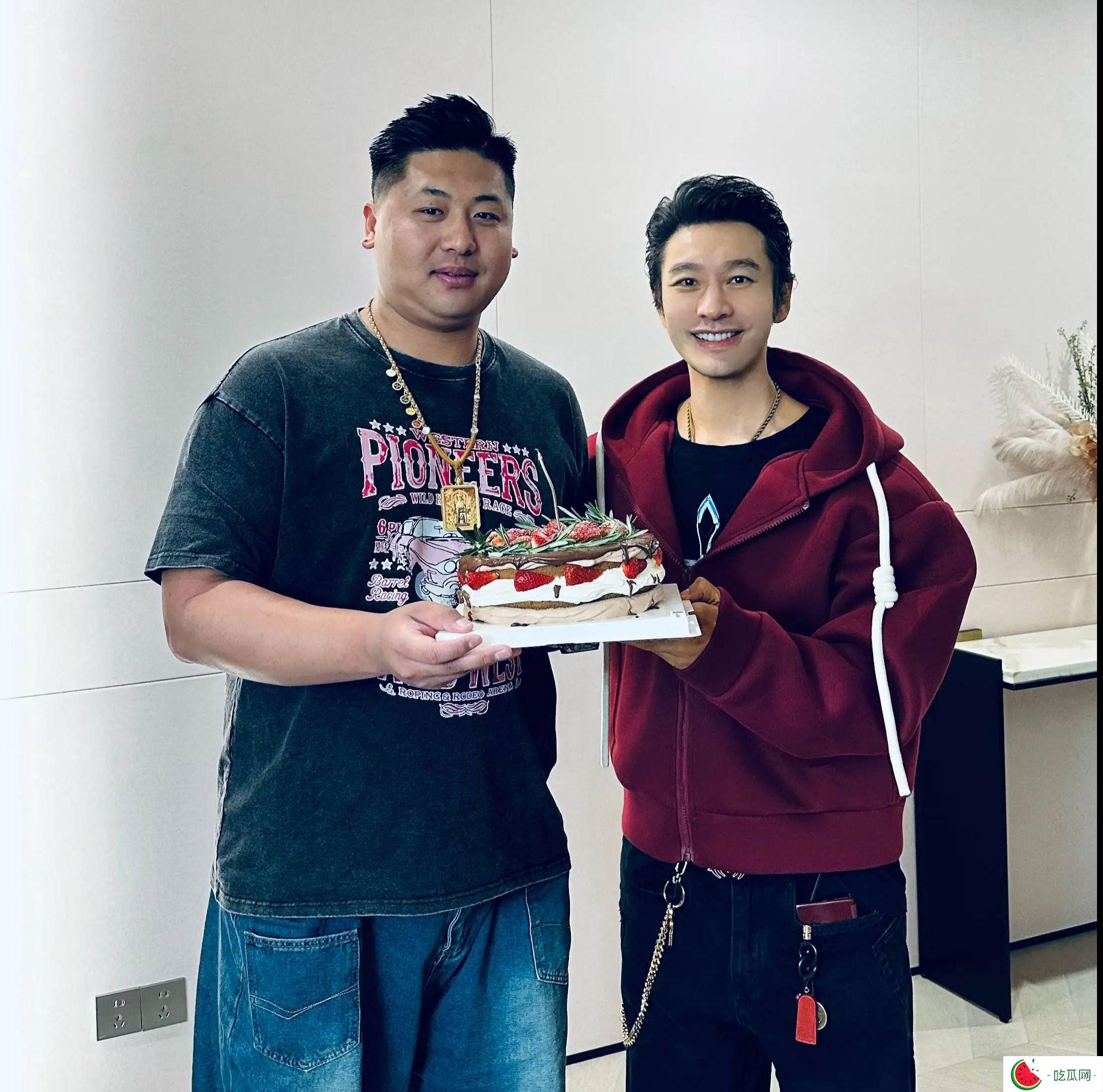 工作人员晒与黄晓明合照 称老板记得每一位工作人员的生日