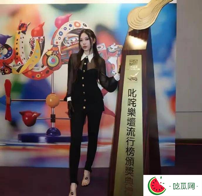 甄子丹妻子女儿拍时尚大片！大秀1米8好身材，21岁甄济如长腿抢镜