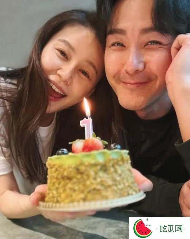 夫妻俩笑容甜蜜，感情恩爱又幸福。