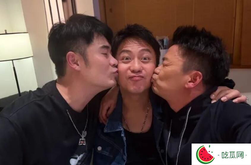 邓超晒与王宝强等人合影 配文：爱的爱的