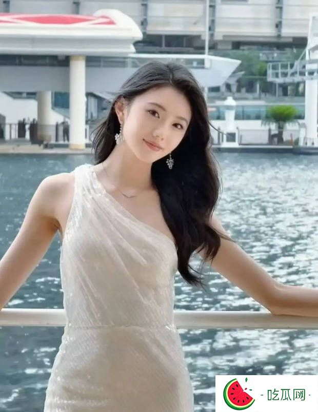 刘浩存白裙造型高级感拉满，怼脸镜头明艳夺目