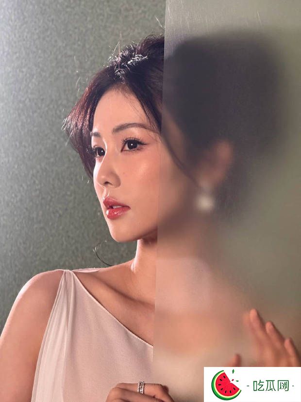 白鹿皮肤细腻如丝。