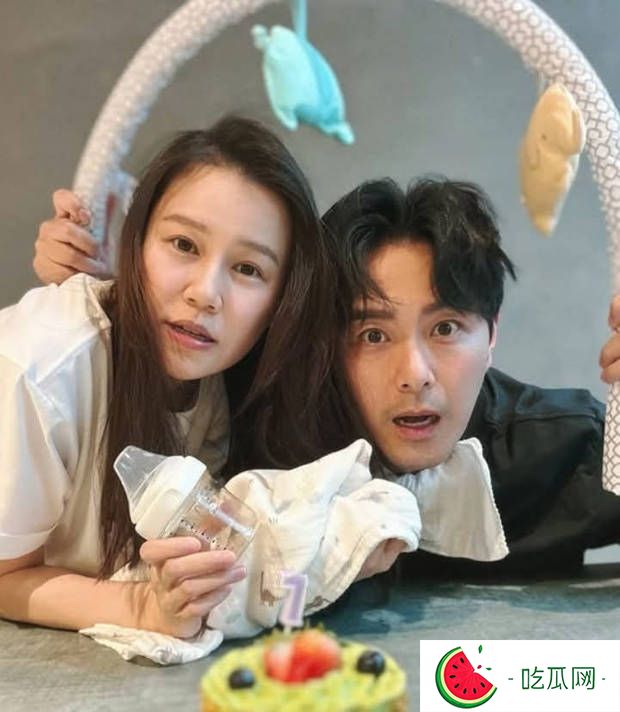 萧正楠与老婆黄翠如同框合影。
