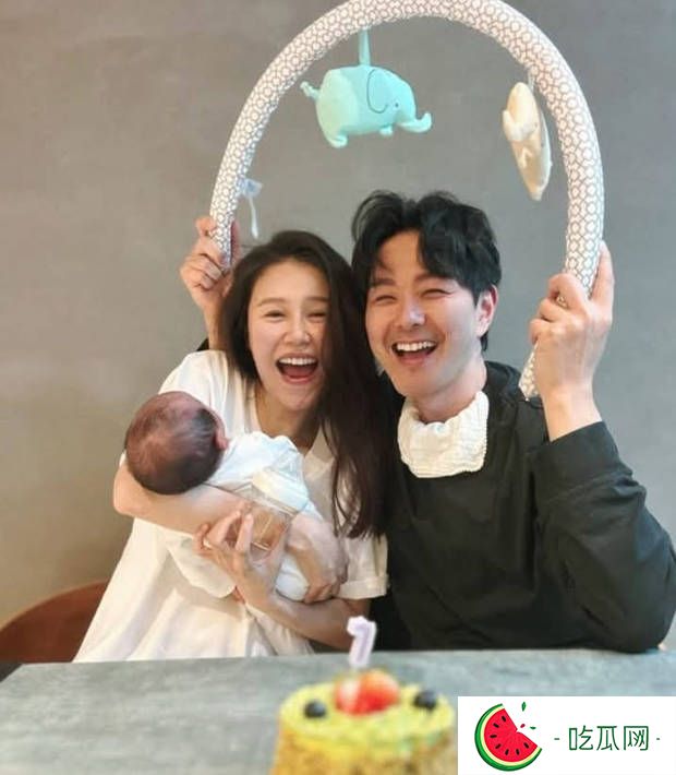 萧正楠黄翠如晒照庆儿子满月，一家三口甜蜜满屏