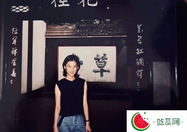 黄圣依15岁黑坎肩造型旧照流出，青涩灵动颜值超高