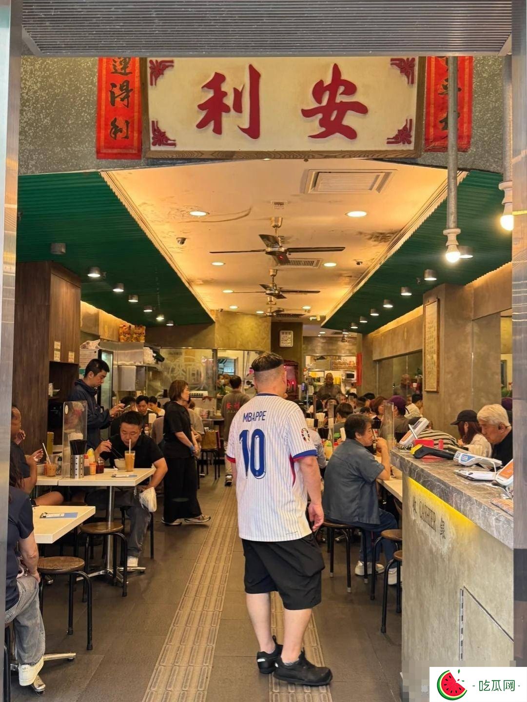 51岁陈奕迅在香港吃鱼丸粉,戴紫帽子，浓重的黑眼圈，笑容太治愈