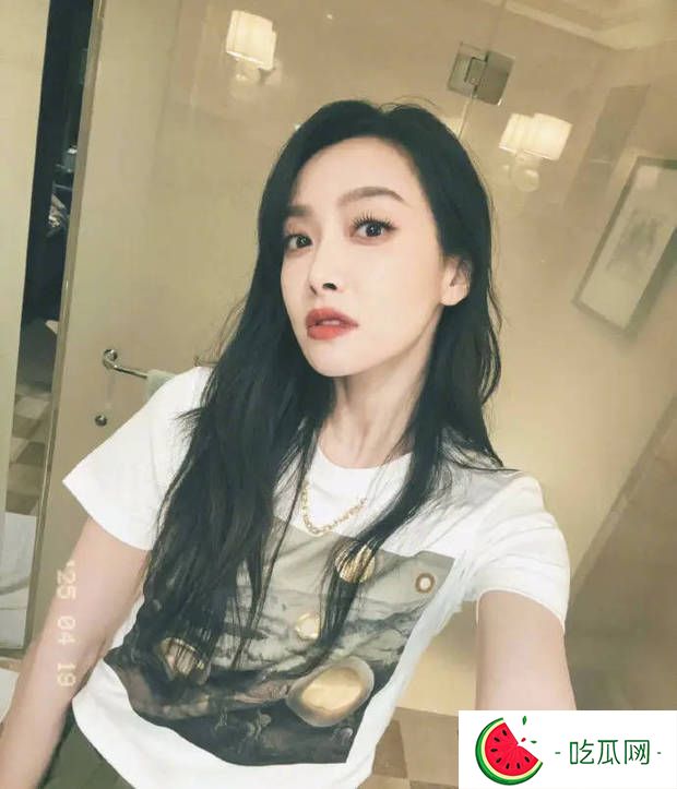 宋茜红唇黑发妆容精致。