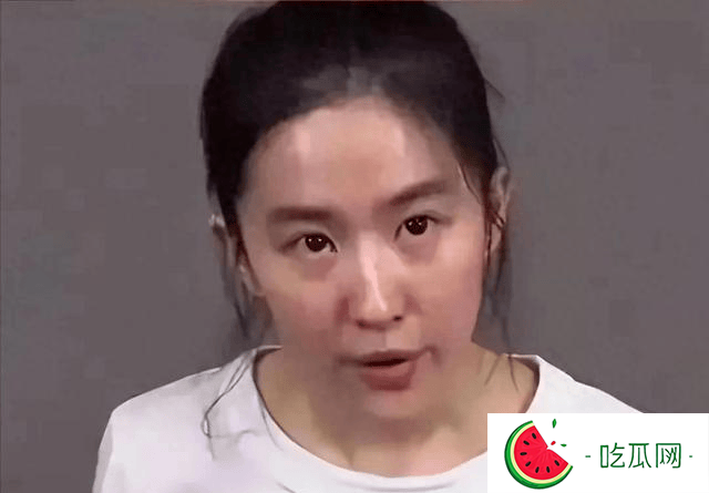 刘亦菲素颜出镜，与路人无差别，网友：这才是真实状态