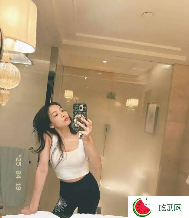 宋茜白U领背心秀窈窕曲线，对镜自拍随性又慵懒