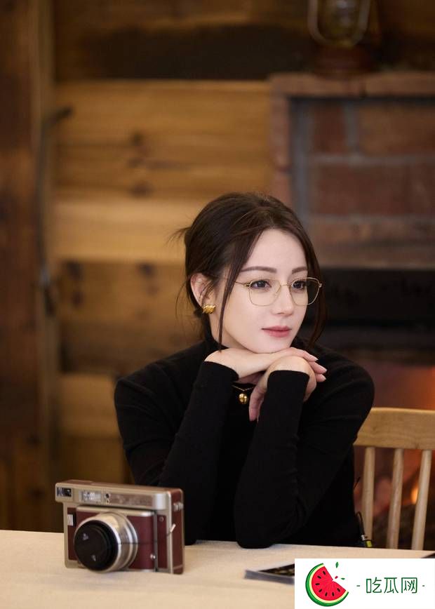 迪丽热巴戴着眼镜优雅迷人。