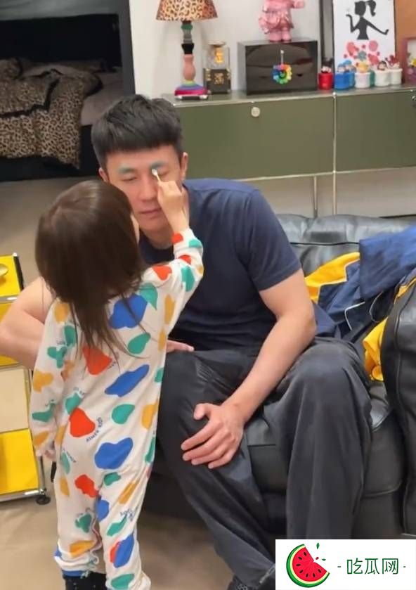 王灿晒女儿给杜淳化妆视频 杜淳被画上绿色眉毛