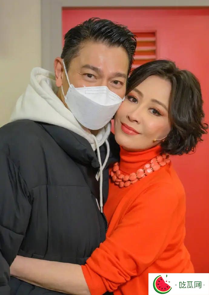 刘嘉玲晒与刘德华拥抱贴脸照 两人状态不错