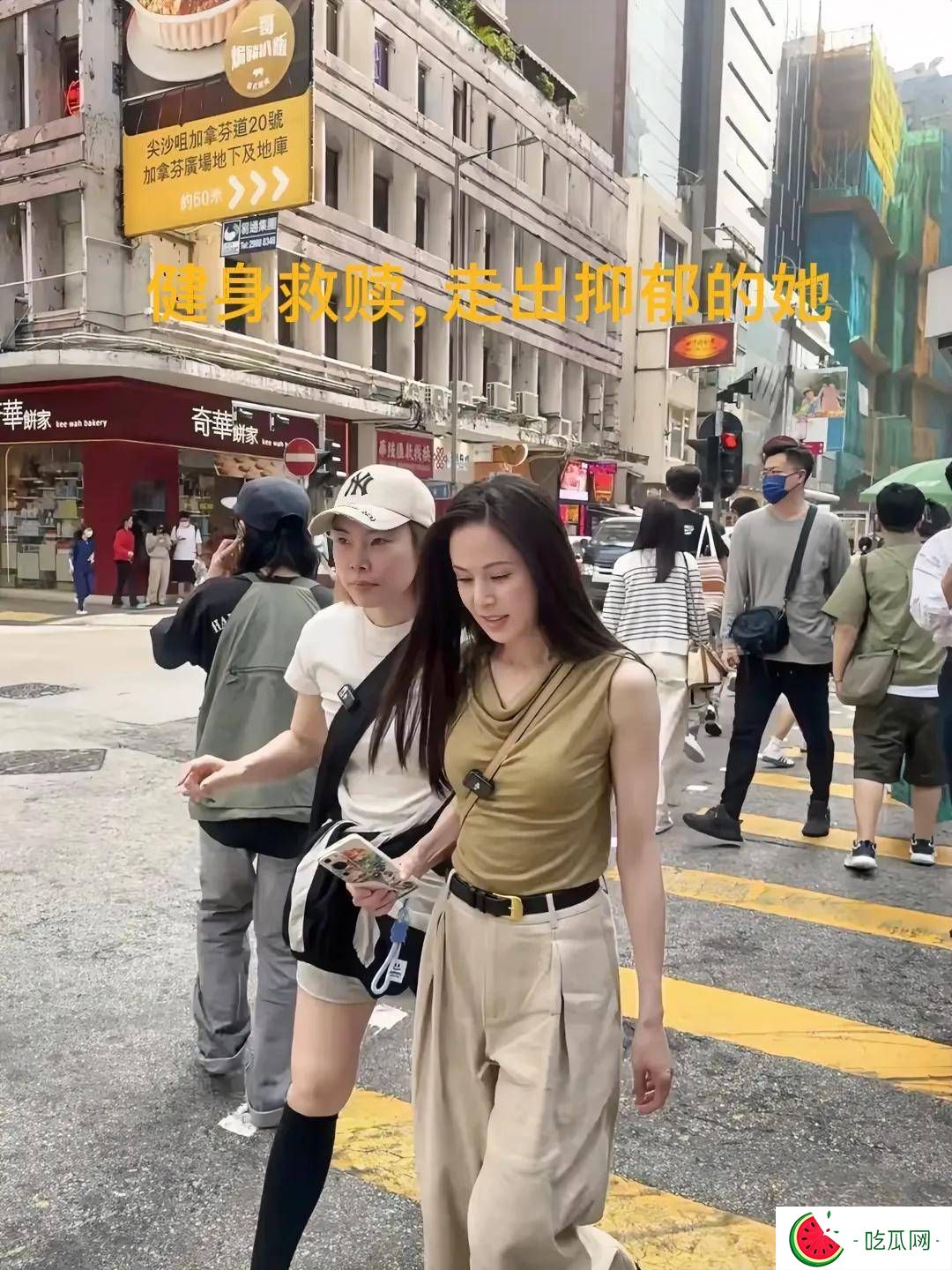 59岁小龙女李若彤：甜品店笑成少女，活得太带劲！