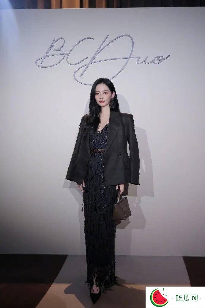 张嘉倪晒活动照宣告强势复出，绝美妆造惊艳众人，嘟嘴卖萌少女感爆棚
