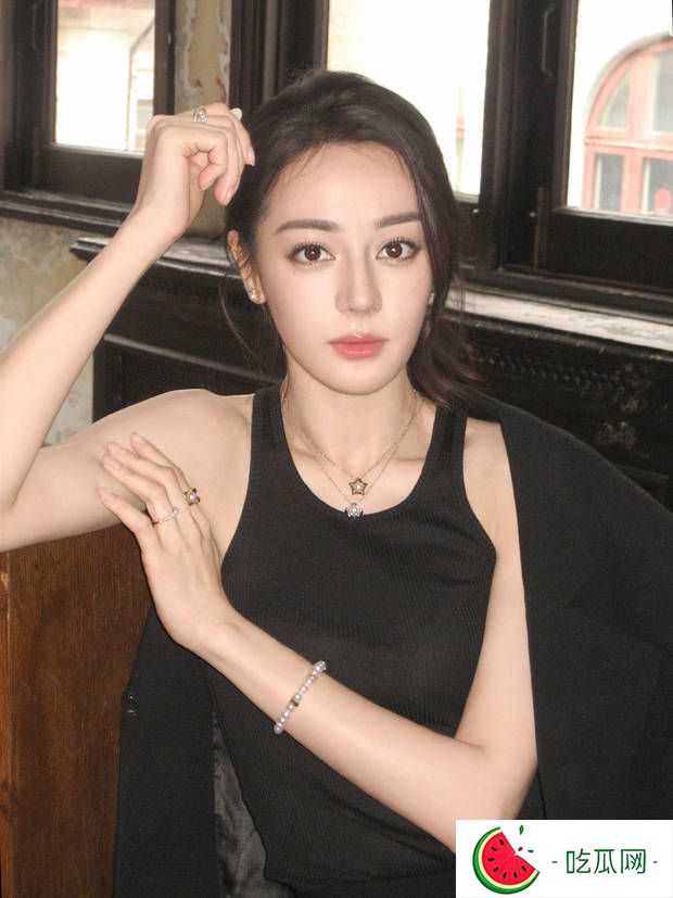 酷飒与柔美并存！迪丽热巴黑色背心穿搭诠释极简高级感