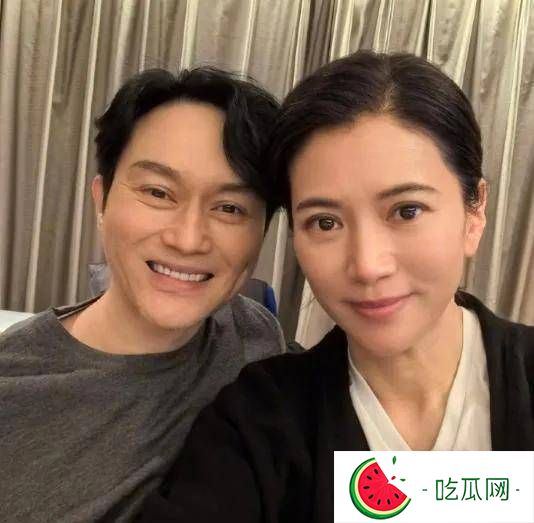 53岁袁咏仪素颜现身街头，冻龄气质引网友惊呼：这才是最美港姐！
