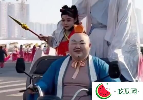 社区主任撞脸太乙真人被叫太乙主任：专门理发去模仿