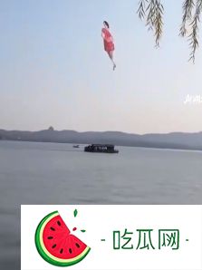 游客拍到杨幂造型风筝在西湖上空飞 网友：被吓到了！