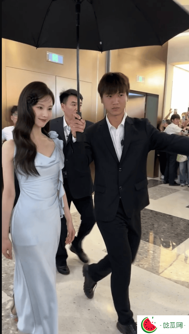 31岁陈都灵露面：穿蓝色长裙美得清新脱俗，苏有朋眼光太毒！