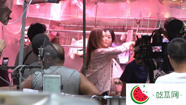 阿Sa“癫婆”上身与贾晓晨街市大打出手？穿波点花恤衫现身狂扯头发