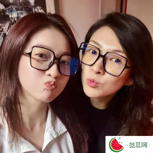 章子怡张雪迎素颜合照曝光 两人同框看话剧