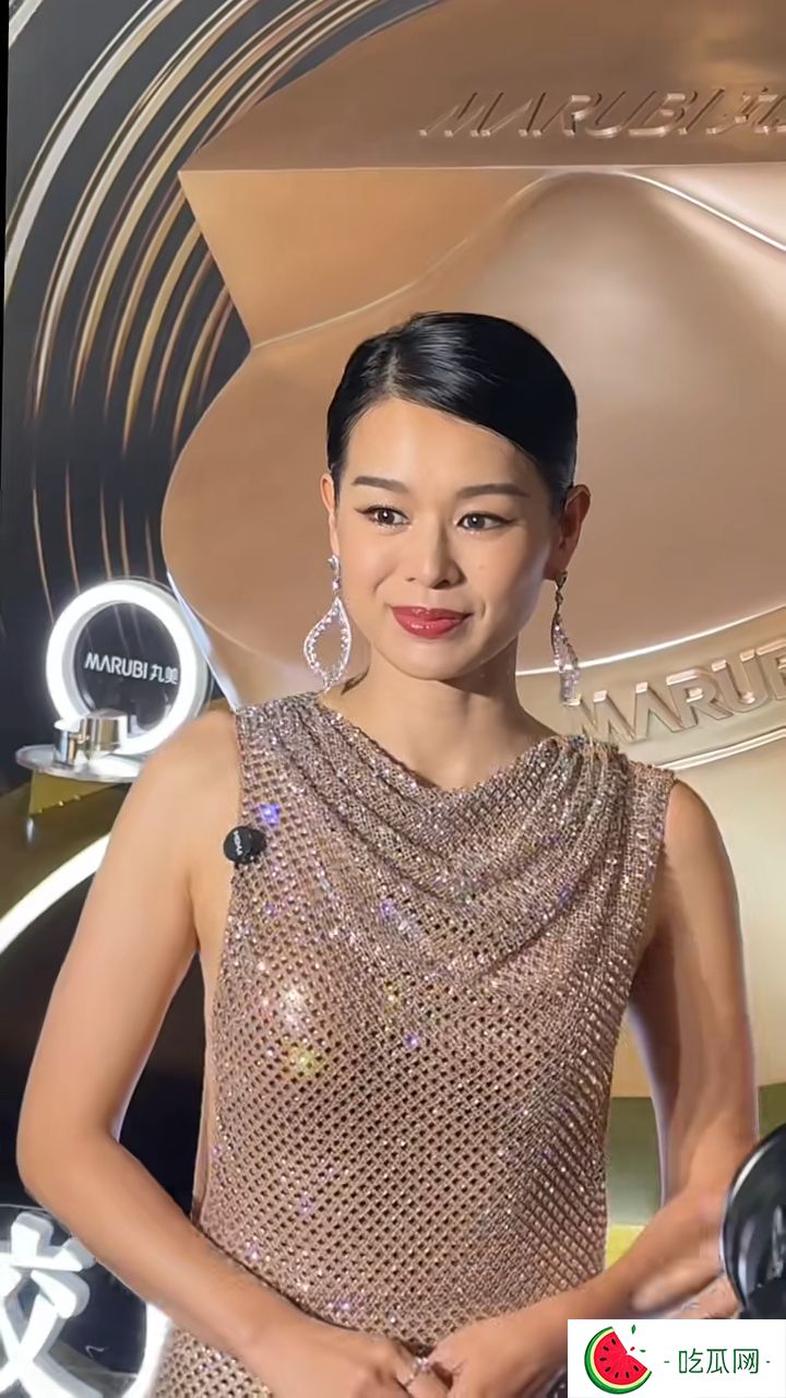 最近，有网民在小红书上晒出多张胡杏儿出席内地活动的照片及影片