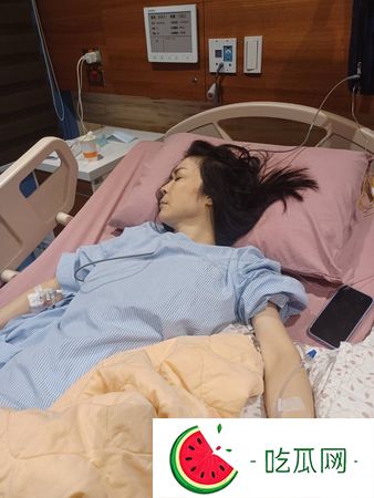 顾婕去年因血便问题，到医院检查才发现长了一颗5cm大的肿瘤，在医生建议下开刀，手术顺利完成。