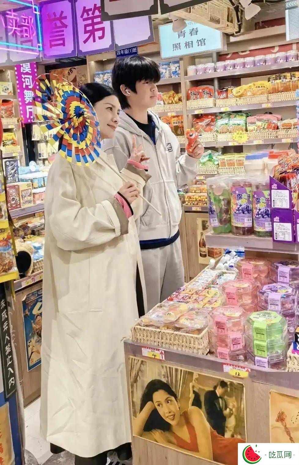 49岁胡可现身杭州，带儿子逛夜市，14岁安吉帅气高挑