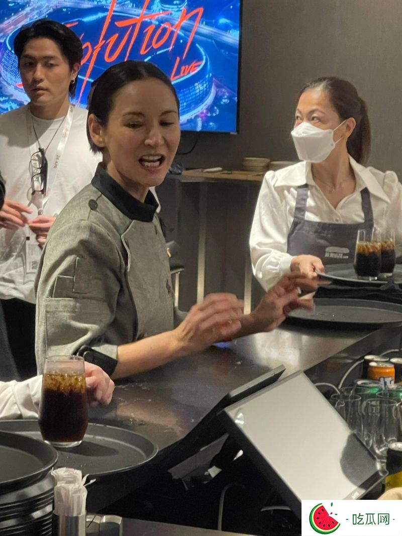 中法混血名模兼人气糕点厨师Amanda S.,今晚主理甜品部。