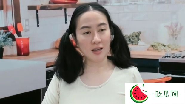 44岁叶璇直播又有奇怪举动？旗袍衬长裤肚凸凸疑“养胎”