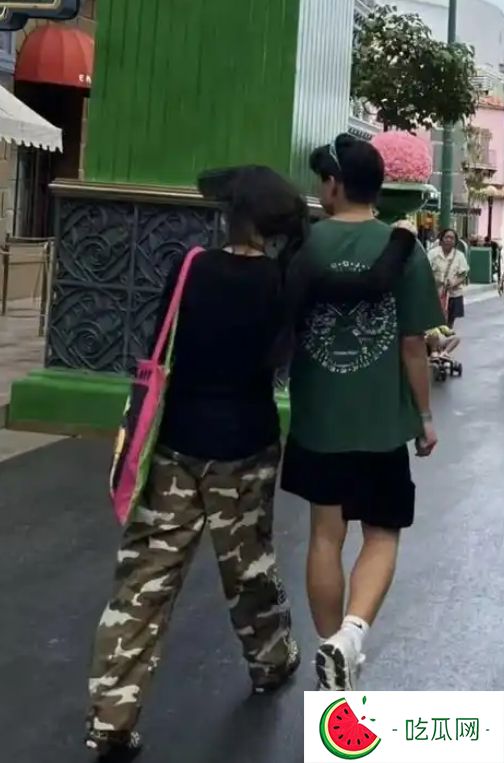 张柏芝罕见与大儿子同框，17岁谢振轩帅气似翻版谢霆锋