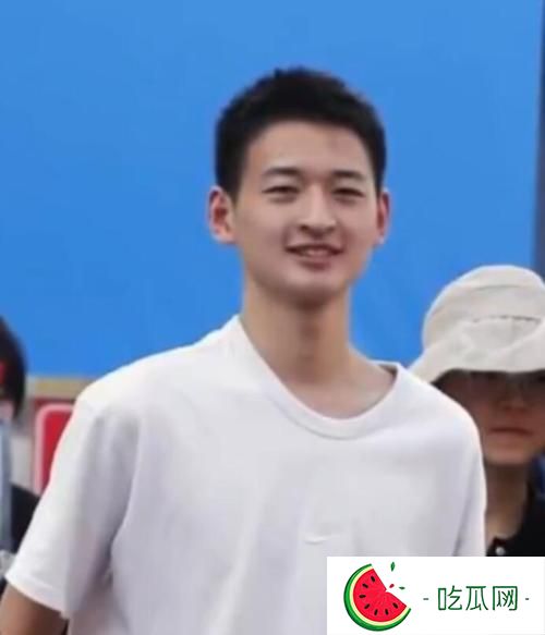 敬礼娃娃郎铮现在在哪里读书，他现在怎么样了？