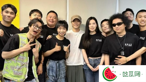 62岁影帝激罕晒正面照！曾被批人品以行动反击，传恋女神被捉奸