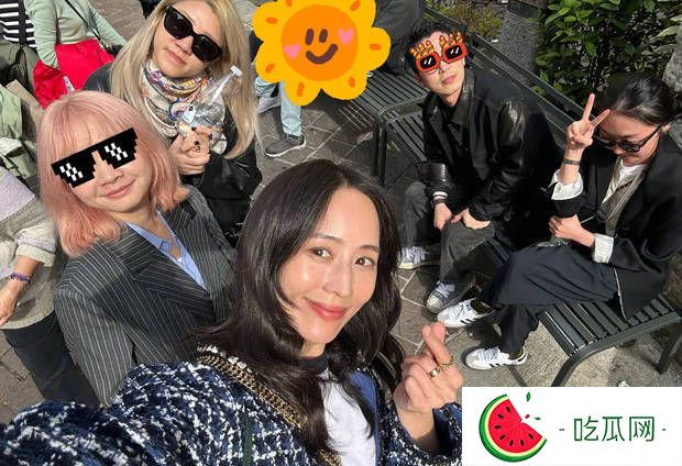 张钧甯与好友一起合照。