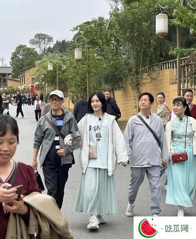 43岁谢娜回四川老家，受乡亲们夹道欢迎，爹妈看似平庸却大有来头
