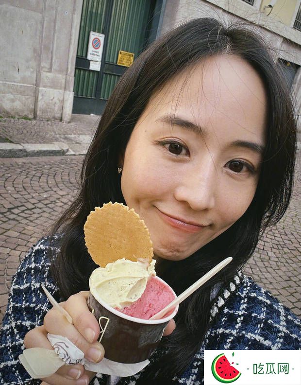 张钧甯生日晒海边素颜照，戴墨镜漫步超惬意