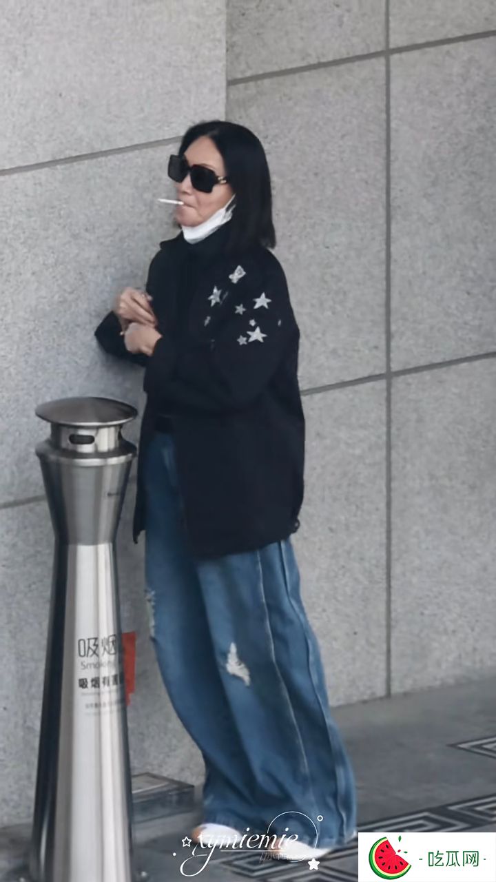 惠英红抽烟技巧纯熟。