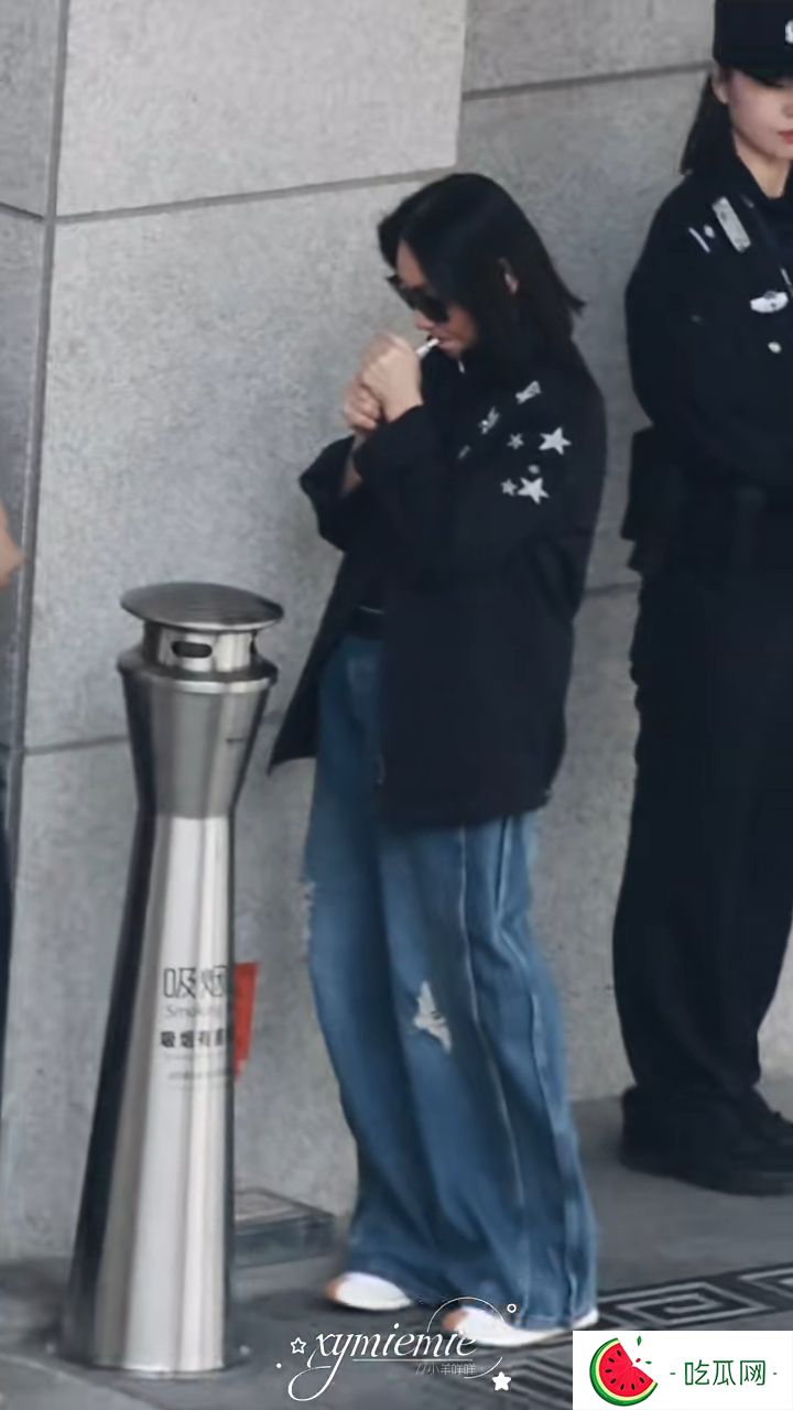 惠英红现身内地参与华表奖颁奖礼，被捕获于街头抽烟。