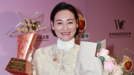 惠英红创历史华表奖封后，内地街头抽烟被捕获技巧纯熟