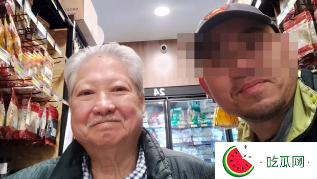洪金宝轮椅代步画面曝光，亲民合照“满头白发略显苍老”
