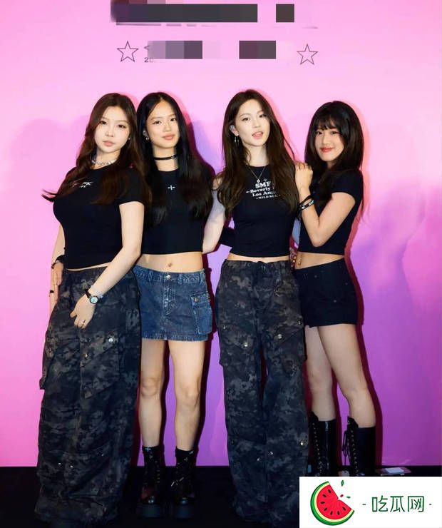 贾静雯钟丽缇女儿同台，美腿修长吸睛尽显青春时尚