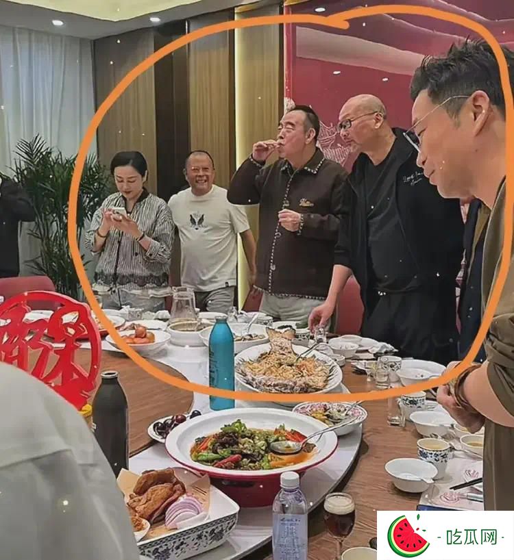 黄渤在华表奖后请客，全是京圈大佬，陈红只顾玩手机不懂人情世故