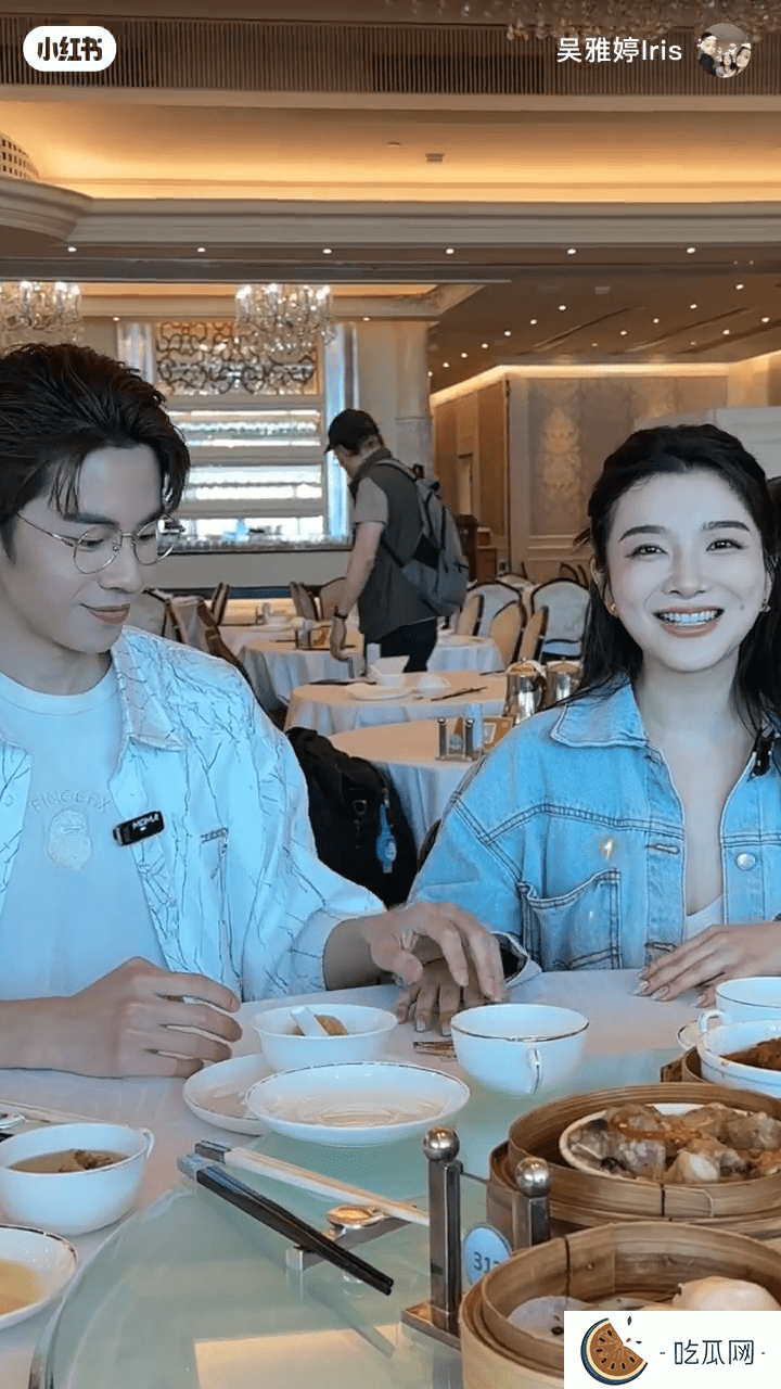 林正峰为内地网红吴雅婷当一天导游，期间男方误拖女方的手。