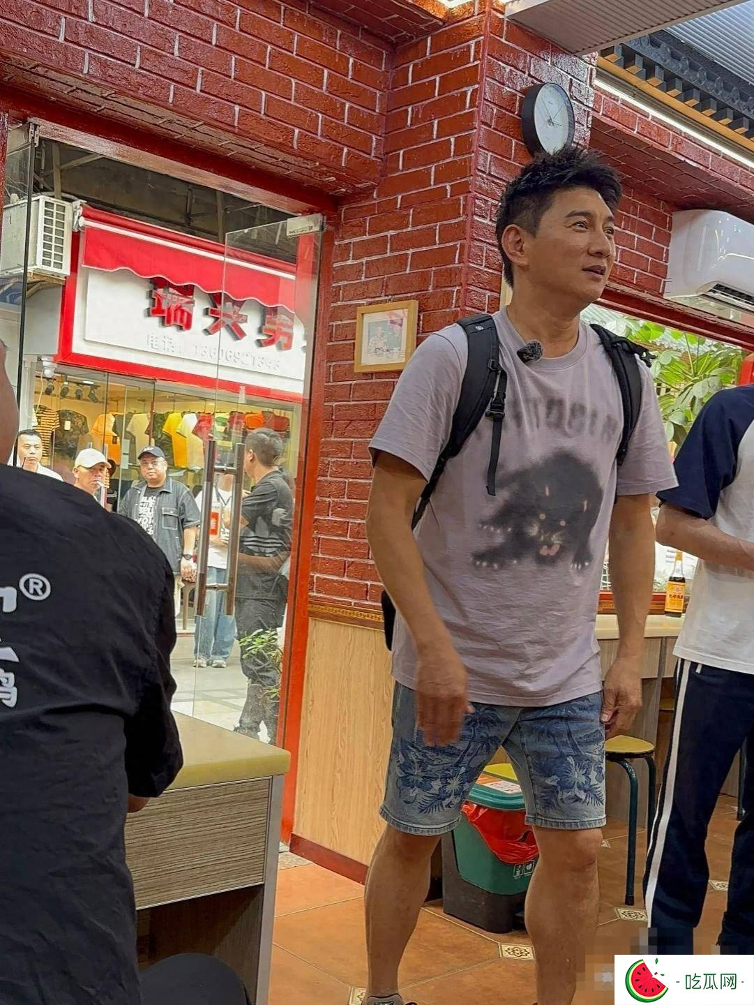 54岁吴奇隆街头被偶遇，脸肿发福有肚腩，与女粉合照时小动作亮了