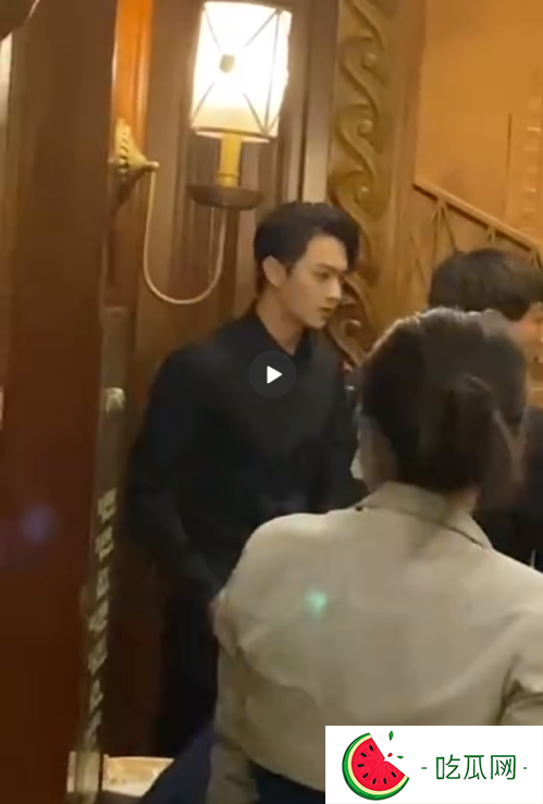许凯婉拒合影被路人骂(网友：这就是赤裸裸的道德绑架啊)